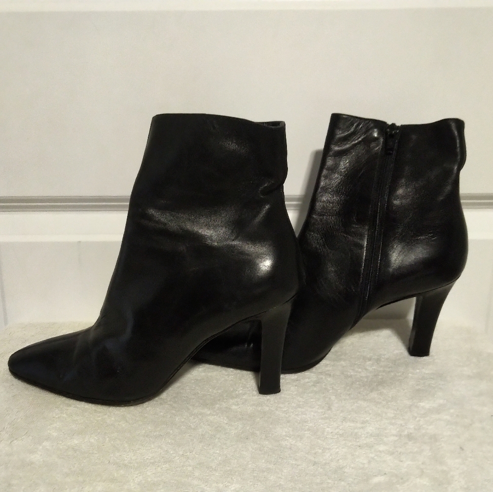 Authentic Yves Saint Laurent (YSL) Black Leather Pointed-Toe Ankle Boots- Size 9
